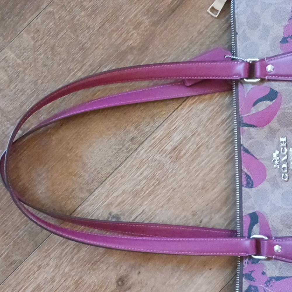 Coach Gallery Tote - Singature Print With Pink Bows - Picture 12 of 14